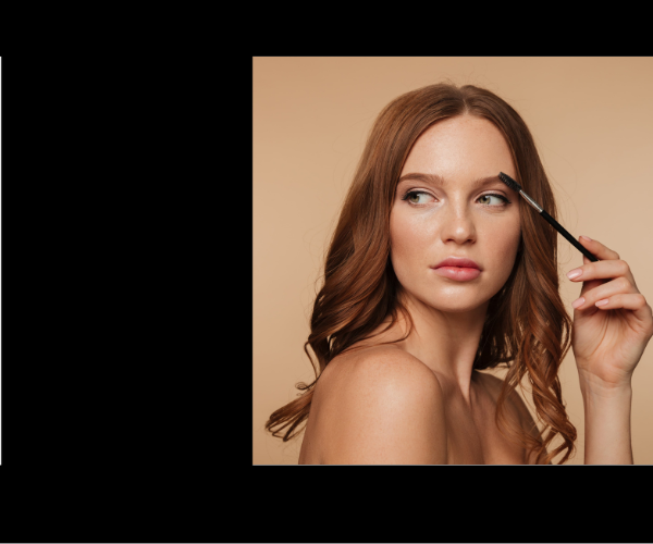 Eine Frau vor einem beigen Hintergrund die ein Augenbrauenbürstchen hält