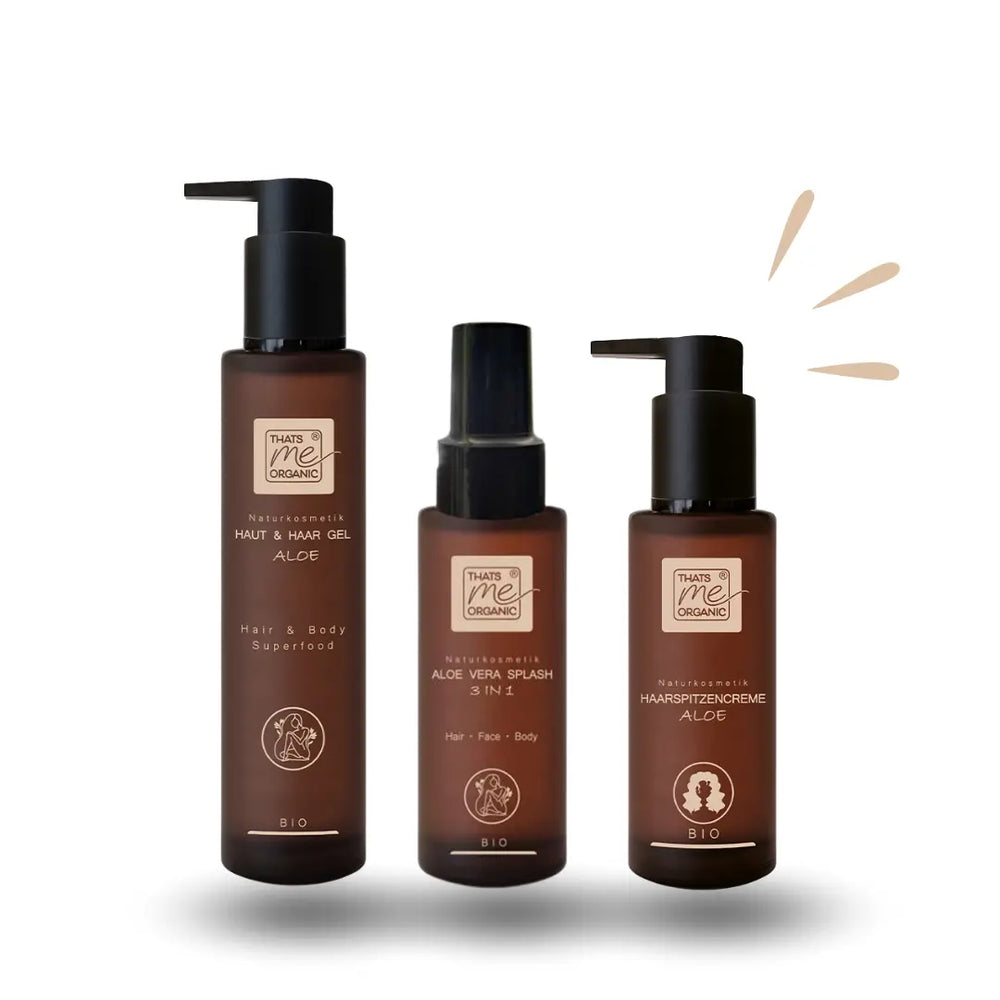 Drei braune Flaschen Thats me Organic® Haar- und Körperpflege mit schwarzen Pumpen und Etiketten, ideal für die Pflege von fliegenden Haaren aus trockener Luft und statischer Elektrizität.