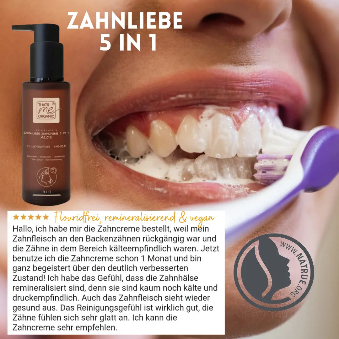 Eine Zahnbürste reinigt die Zähne mit einer 5-in-1 Thats me organic® BIO-Zahncreme Flasche, die ihre fluoridfreie Formel hervorhebt und eine deutsche Kundenbewertung enthält.