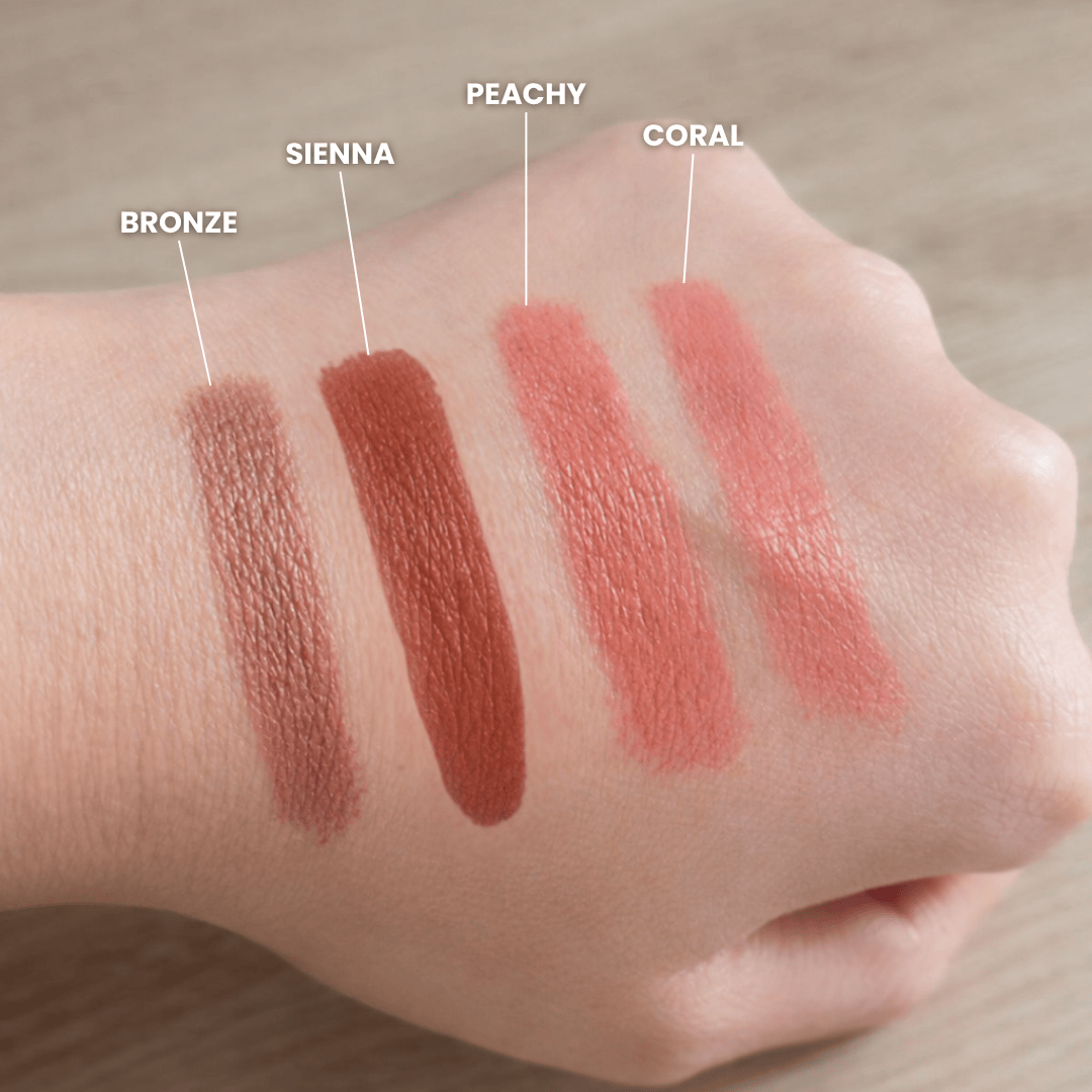 Swatches der 3-in-1 Make-up Sticks auf der Hand in Bronze, Sienna, Peachy und Coral