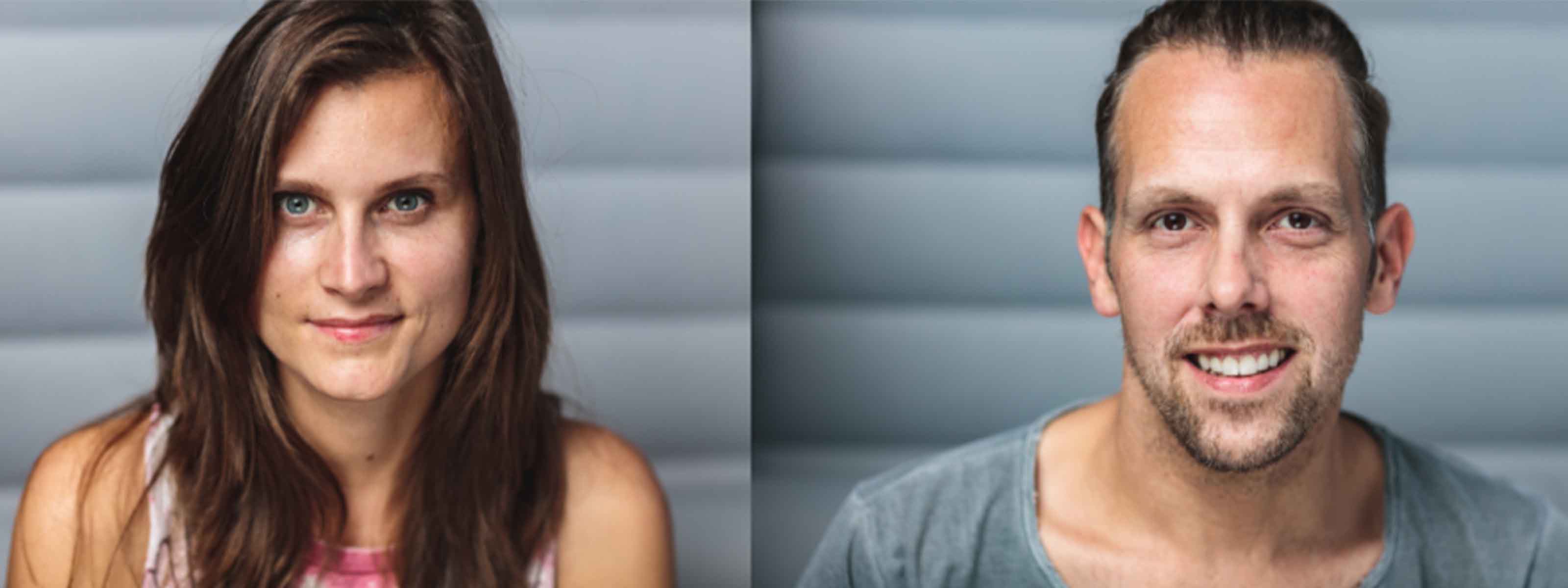 Eine Frau und ein Mann posieren lächelnd für Porträts vor einem grauen Hintergrund.