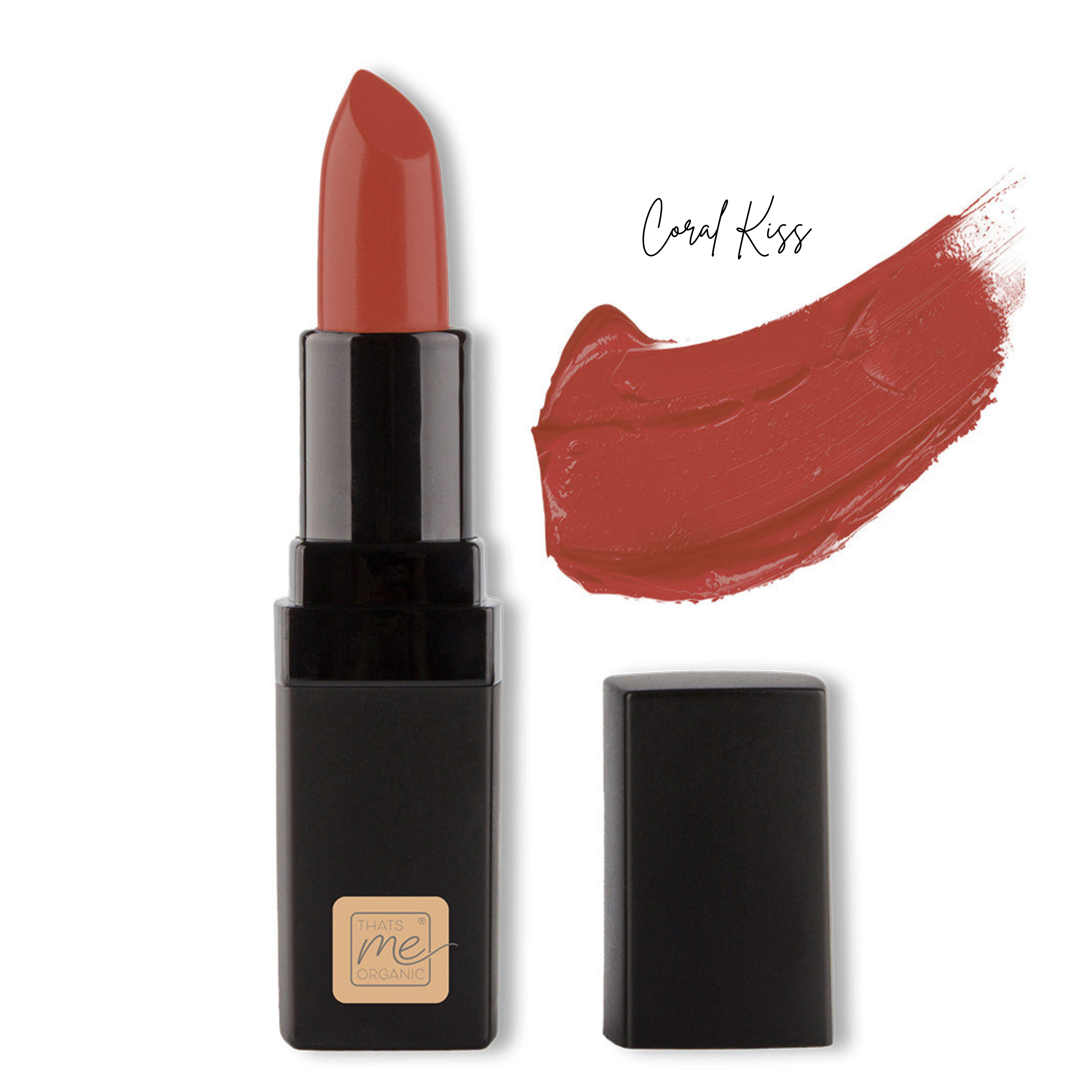 Ein korallenfarbener Lippenstift in einer schwarzen Tube mit abgenommener Kappe und einem Swatch mit der Aufschrift Coral Kiss - Thats me Organic® tierversuchsfreie Lippenstifte bieten natürliche Pflege und strahlende Farbe.
