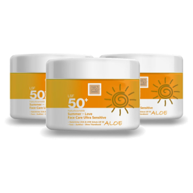 Drei weiße Tiegel von Thats me Organic® Sonnencreme LSF 50+ mit orangefarbenen Sonnen-Etiketten, nebeneinander angeordnet, bieten natürlichen Sonnenschutz für Ihre Haut.