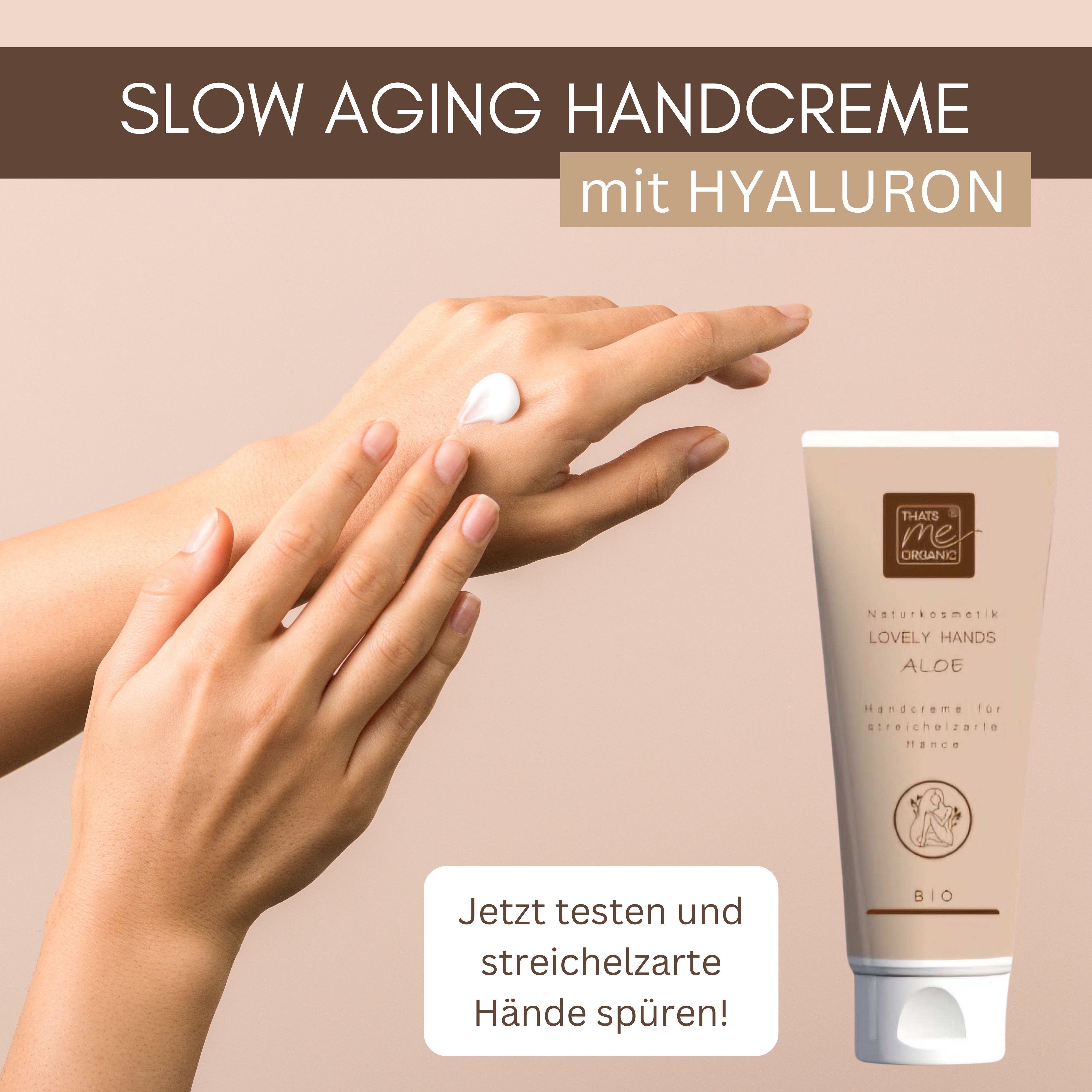 Hände, die Handcreme auftragen, mit einer Tube Thats me Organic® Bio-Naturkosmetik mit deutschem Text, der für langsame Alterung mit Hyaluron wirbt.
