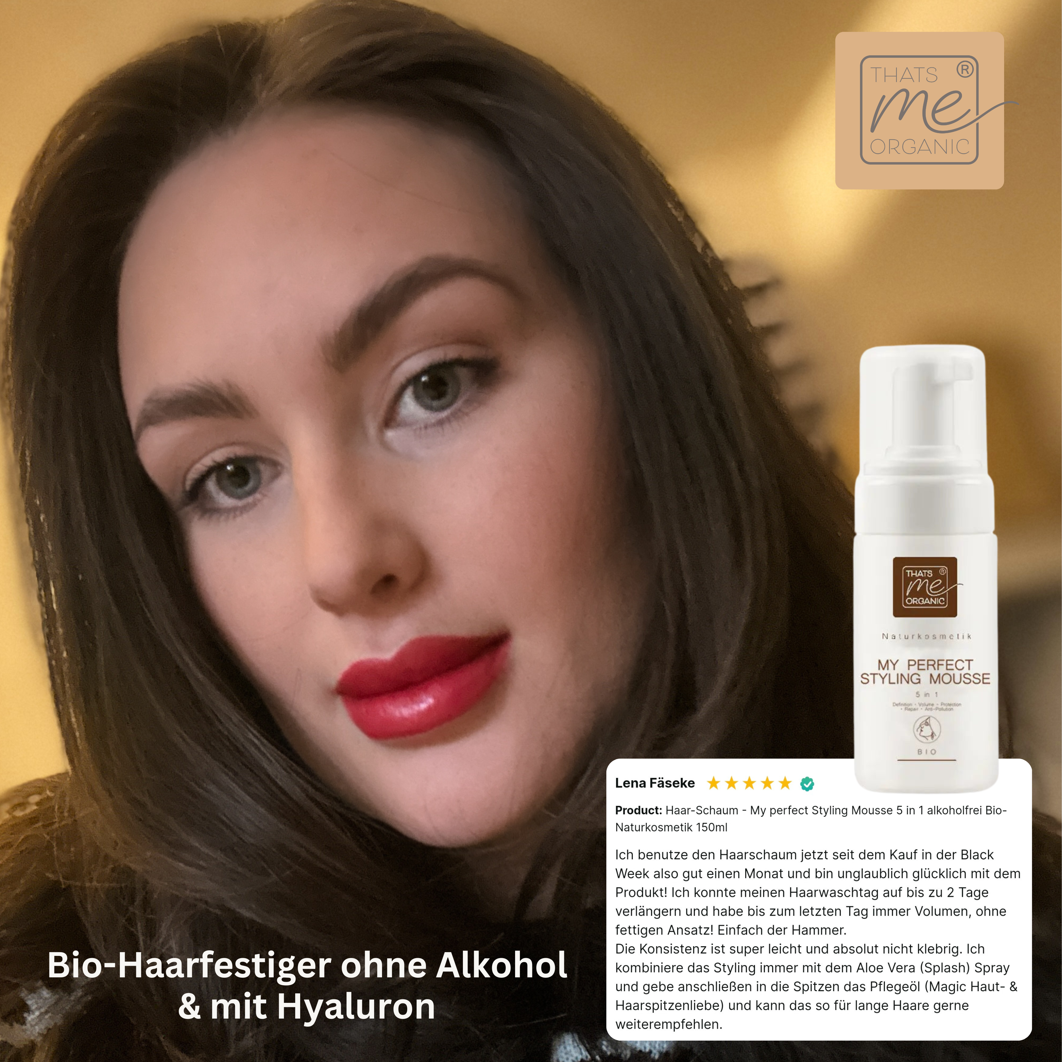 Eine Frau mit braunem Haar und rotem Lippenstift steht neben einer Flasche Thats me Organic® Bio-Haarschaum Styling Mousse; der Text hebt diesen Bio-Haarschaum mit natürlichen Inhaltsstoffen hervor.