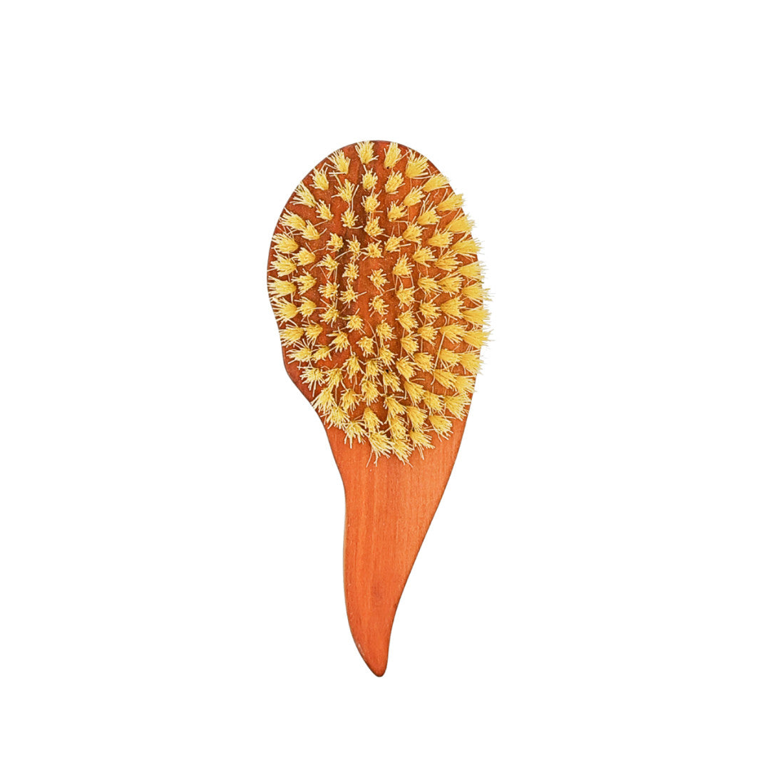 Eine Thats me organic® vegane Holzbürste mit gelben Sisal-Borsten, von oben auf weißem Hintergrund - fördert natürlich das Haarwachstum.