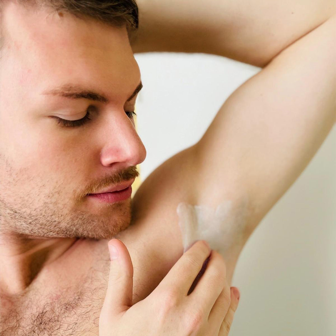 Ein Mann trägt die Thats me Organic® Deo-Mousse-Creme auf seine Achseln auf und schätzt die natürliche Männerpflege, die sich ideal für den täglichen Gebrauch oder als Teil eines Geschenksets eignet.
