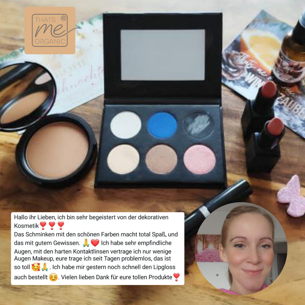 Make-up-Produkte auf einem Tisch mit dem Selfie einer Frau und einer deutschen Rezension, die die Thats me Organic® Bio Wimperntusche für ihren Mega Volume Mascara-Effekt und ihre natürlichen Inhaltsstoffe lobt.