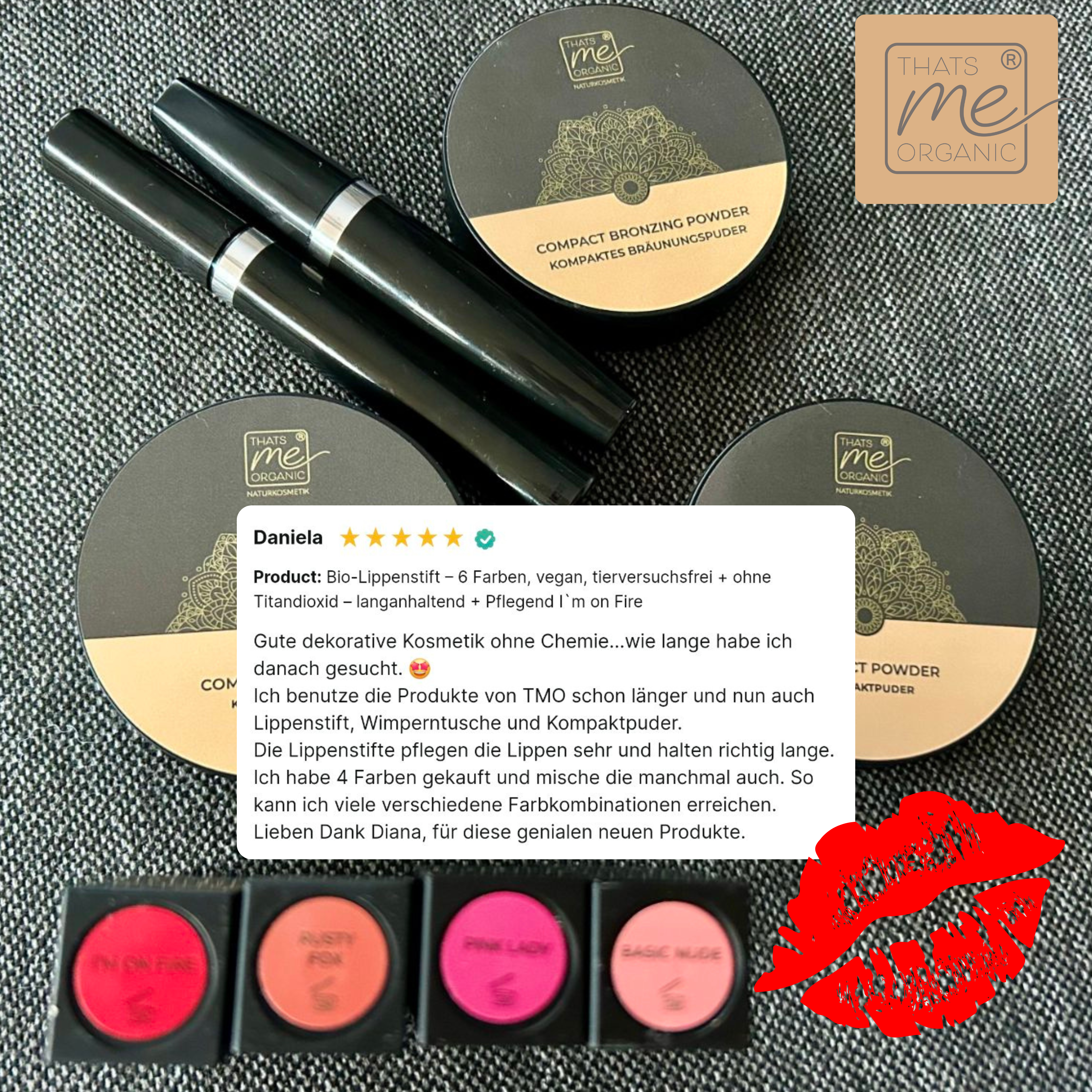 Sechs Compact Powders, zwei vegane Thats me Organic® Lippenstifte, fünf Lip Paletten, Review-Text und ein roter Lippenstiftabdruck auf dunklem Untergrund.