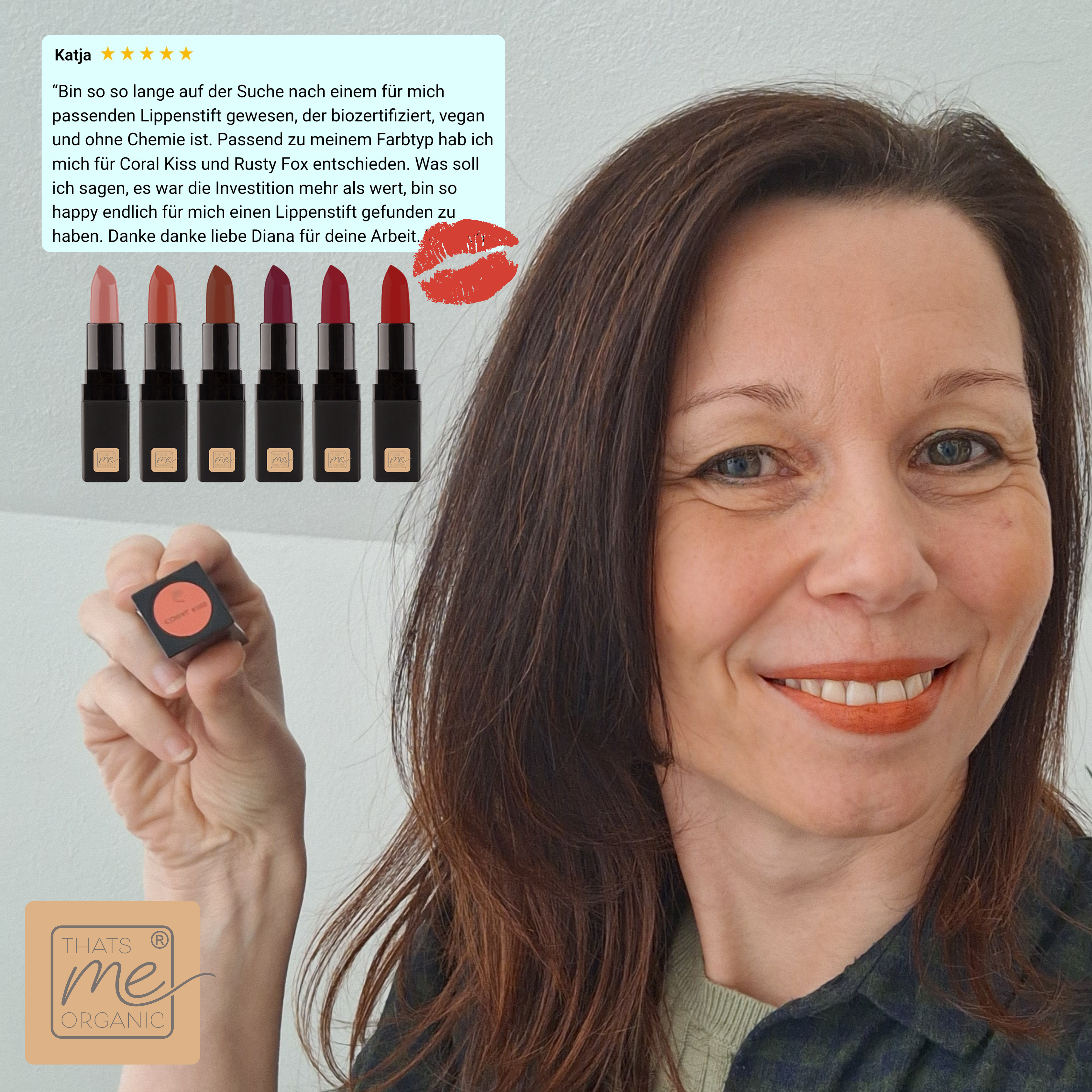 Eine lächelnde Frau hält einen Lippenstift von Thats me Organic®; fünf vegane Bio-Lippenstifte sind über einer positiven Kundenbewertung in deutscher Sprache abgebildet.