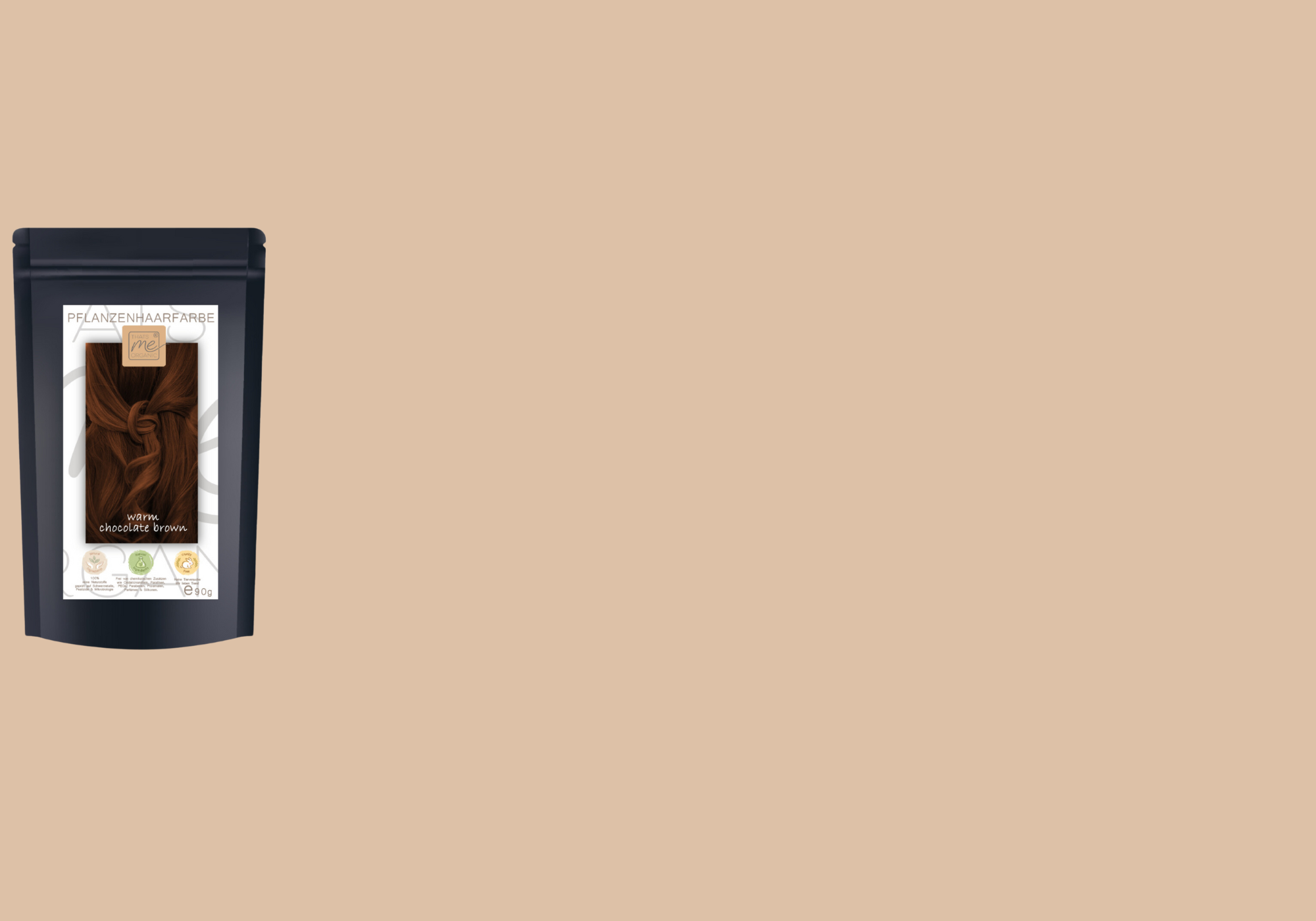 Eine schwarze Packung schokoladenbrauner Nudeln vor einem schlichten beigen Hintergrund.