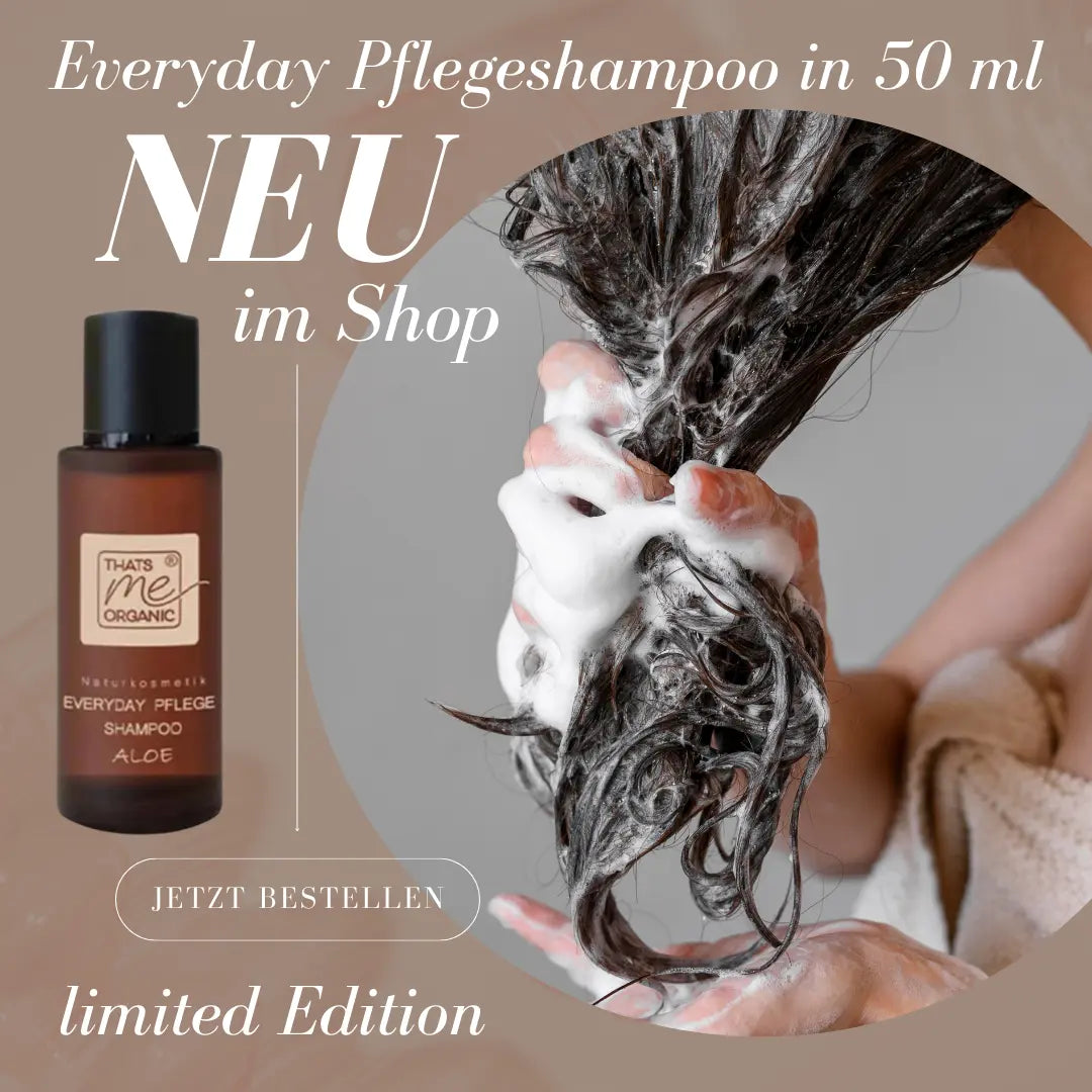 Eine Person wäscht sich die Haare mit dem schaumigen Thats me organic® Everyday Pflegeshampoo, 50 ml, das die sanfte Naturkosmetik-Pflege hervorhebt.