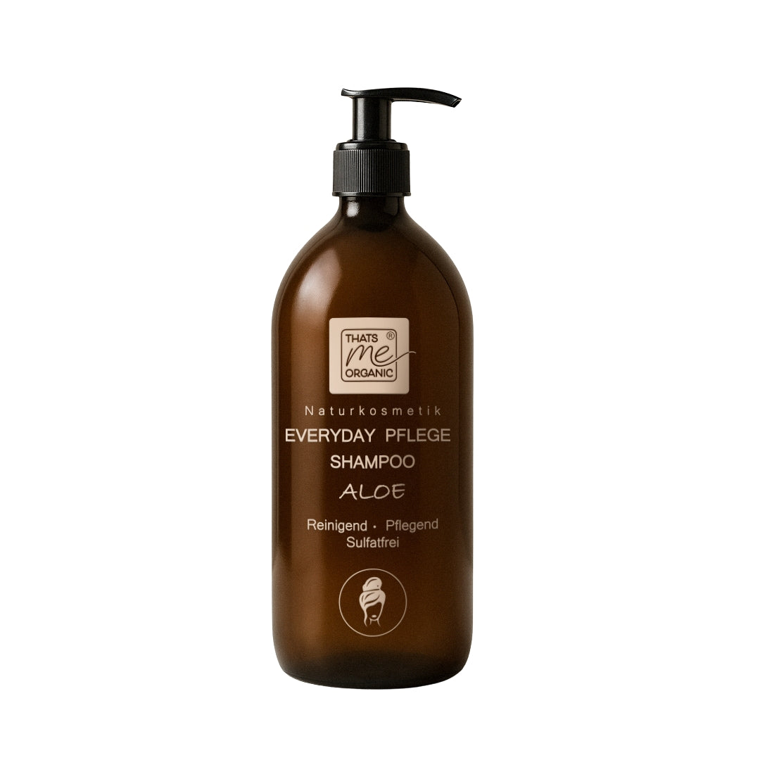 Braune Flasche von Thats me organic® BIO-Shampoo mit schwarzem Pumpspender auf weißem Hintergrund. Dieses Naturkosmetikprodukt ist sulfatfrei und bietet eine sanfte, natürliche Pflege für Ihr Haar.