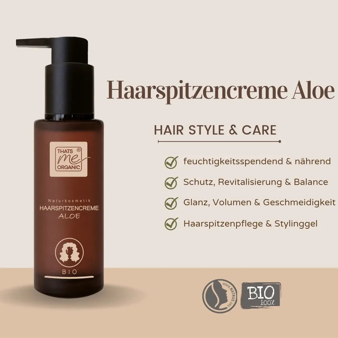 Eine Flasche Thats me Organic® Haarspitzencreme Aloe ist auf einem beigen Hintergrund abgebildet, daneben sind die Produktvorteile für trockene Luft und fliegende Haare aufgeführt.