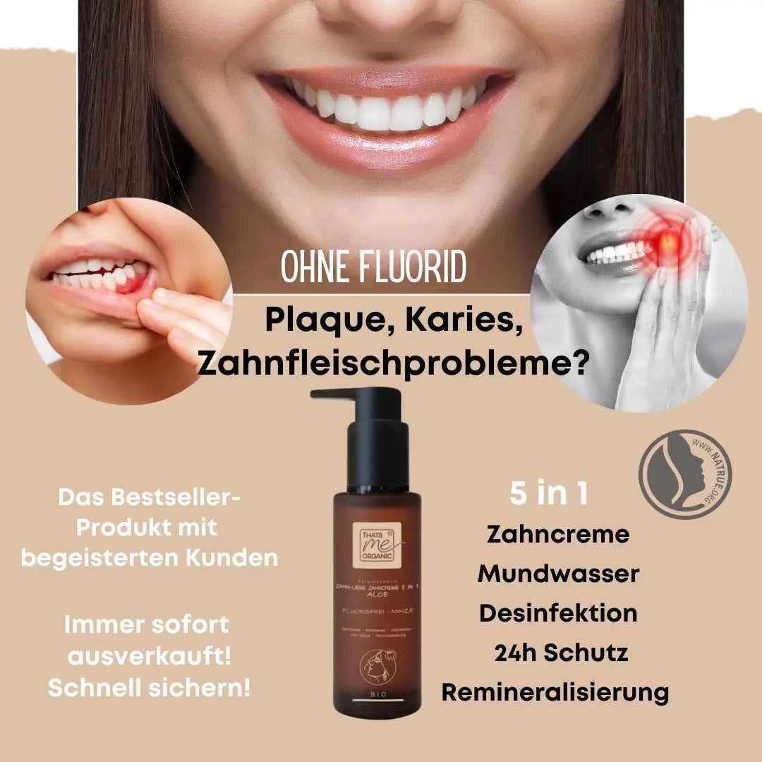 Eine lächelnde Frau zeigt ihre Zähne neben einer Thats me organic® BIO-Zahncreme-Flasche und einer deutschen Liste der zahnmedizinischen Vorteile, die die fluoridfreie Formel mit beruhigender Aloe Vera hervorhebt.