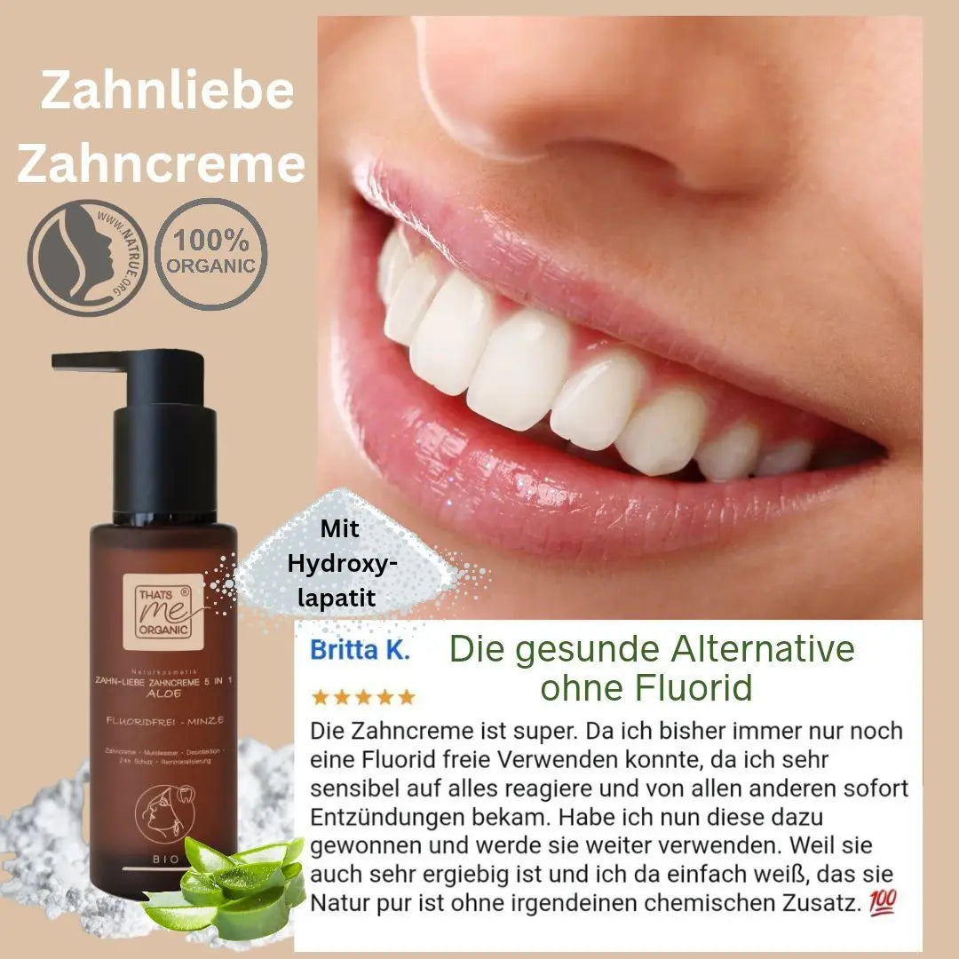 Nahaufnahme einer lächelnden Frau mit einer Thats me organic® BIO-Zahncreme-Flasche und deutschem Rezensionstext, der die fluoridfreie Formel mit Aloe Vera hervorhebt.