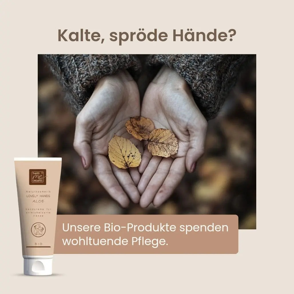 Eine Person hält drei Herbstblätter in den Händen, in der Ecke steht eine Thats me Organic® Bio-Naturkosmetik Handcreme mit Hyaluron.