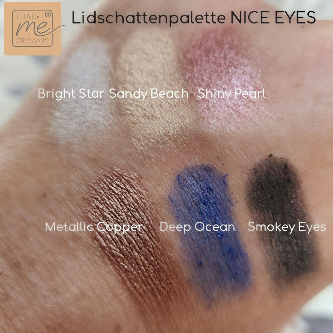 Sechs Swatches aus der Thats me Organic® natürlichen Lidschattenpalette: Bright Star, Sandy Beach, Shiny Pearl, Metallic Copper, Deep Ocean, Smokey Eyes. Kreieren Sie vielseitige Looks mit dieser 6-in-1-Lidschattenpalette.