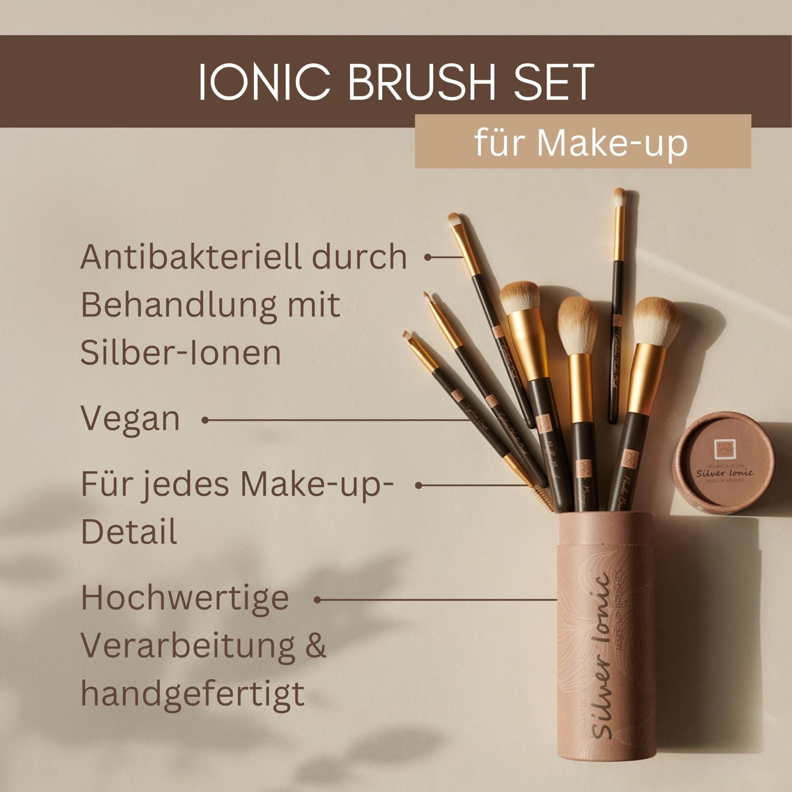 Ein Set von Thats me Organic® vegane Make-up-Pinsel in einem Halter mit deutschem Text zu den Eigenschaften auf beigem Hintergrund.