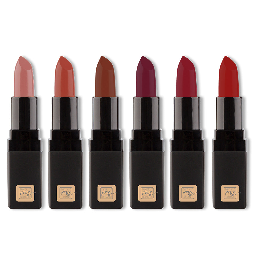 Sechs tierversuchsfreie Lippenstifte in schwarzen Tuben von Thats me Organic® - vegane Bio-Lippenstifte von Nude bis Rot für natürliche Lippenpflege.