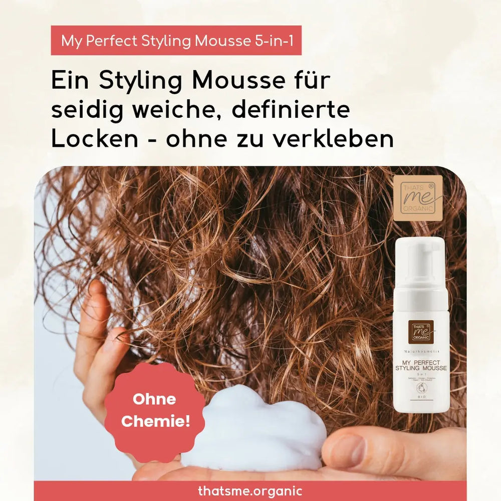 Eine Hand hält Thats me Organic® Styling Mousse in der Nähe von lockigem Haar; die Flasche zeigt deutschen Text über Bio-Haarschaum mit natürlichen Inhaltsstoffen für natürliches, nicht klebendes Styling.