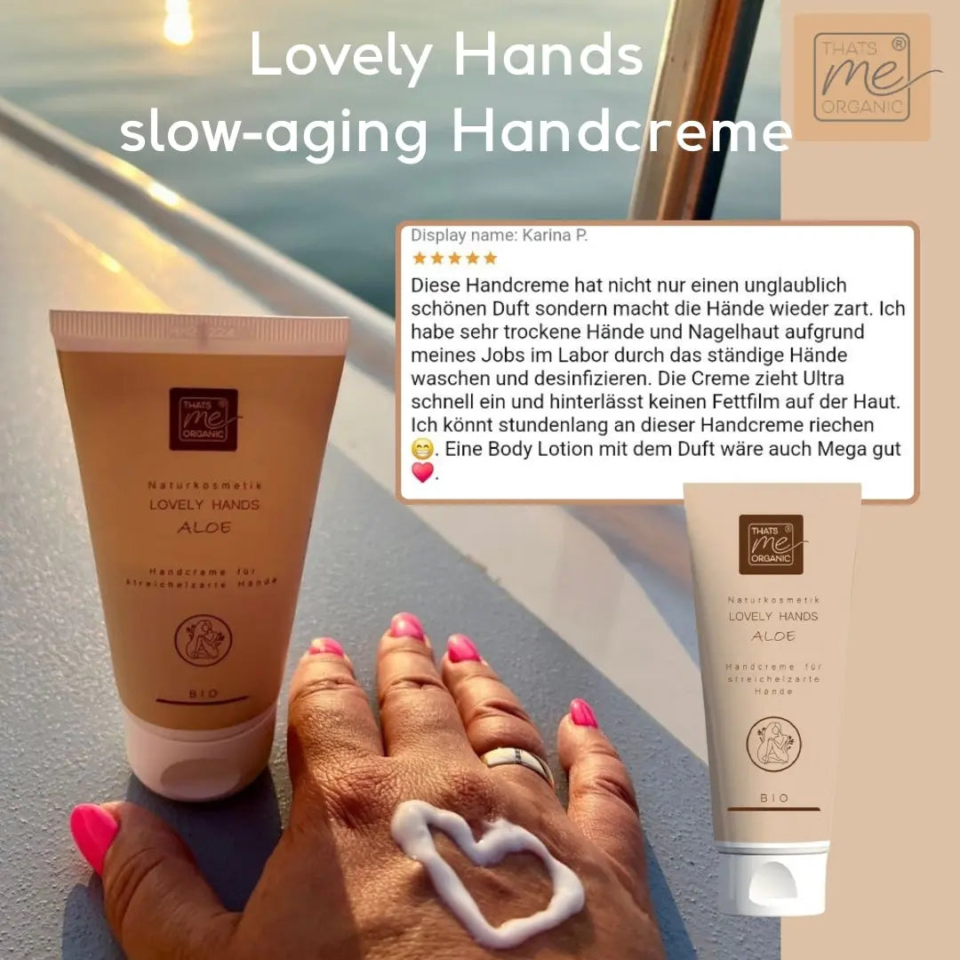 Eine Hand hält eine Tube der Thats me Organic® Lovely Hands Handcreme mit Hyaluron vor einem Hintergrund mit einer Rezension und Bio-Naturkosmetik-Produktangaben.