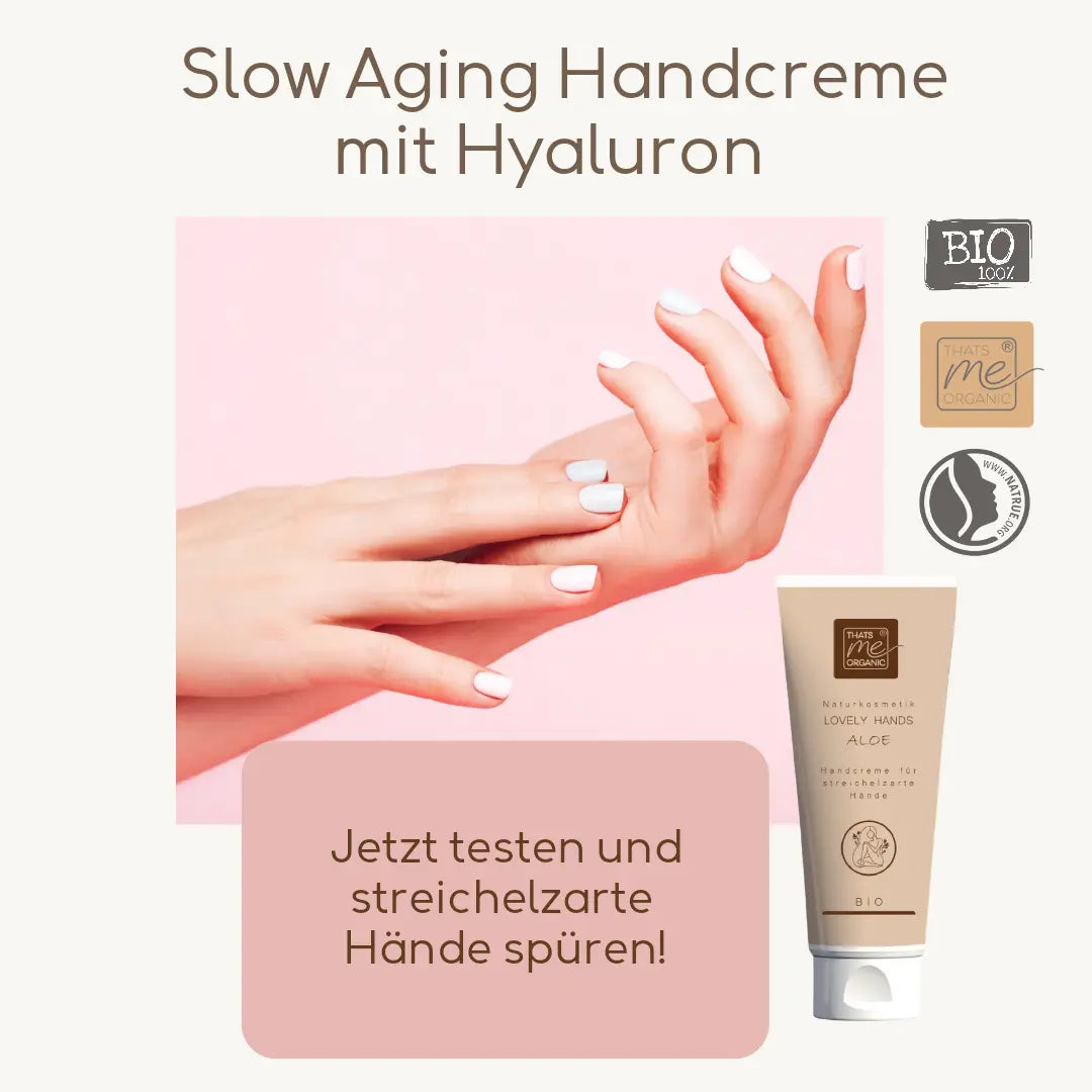 Eine Frau trägt Handcreme auf; im Fokus steht "Slow Aging Handcreme mit Hyaluron" von Thats me Organic® - luxuriöse Bio-Naturkosmetik für Ihre Haut.