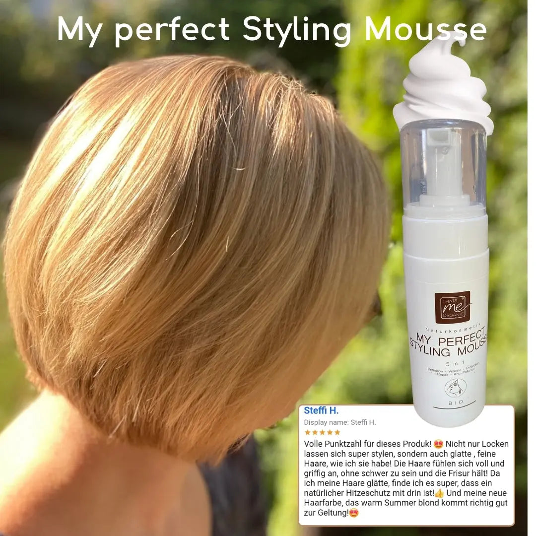 Ein kurzer blonder Bob-Haarschnitt neben einer Flasche Thats me Organic® Styling Mousse mit natürlichen Inhaltsstoffen, samt einer Bewertung auf Deutsch.