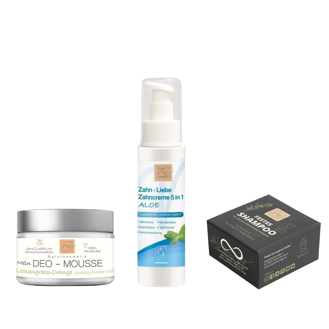 Drei Thats me Organic® Produkte - Deo-Mousse Lemongrass, Zahnpasta und festes Shampoo - ideal für die natürliche Männerpflege, werden auf einem weißen Hintergrund dargestellt.