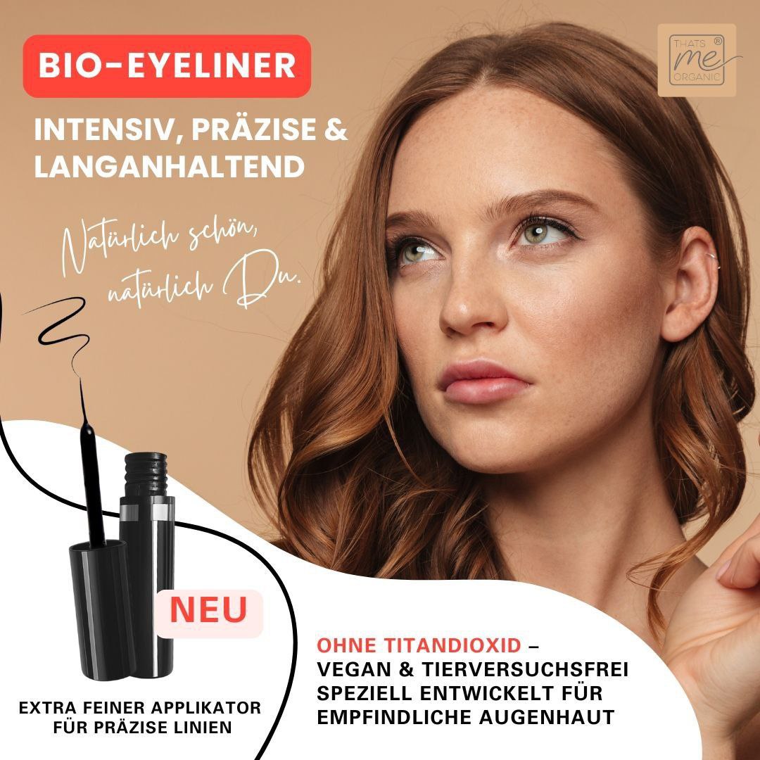 Eine Frau mit natürlichem Make-up und gewelltem Haar wird neben einem Thats me Organic® Bio Eyeliner, ideal für empfindliche Augen und ganz ohne Titandioxid, mit Text auf Deutsch gezeigt.