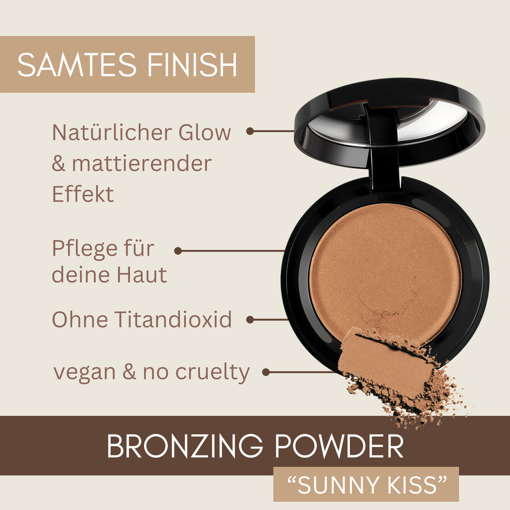 Geöffnete Thats me Organic® Bronzing Powder Compact mit Produktmerkmalen auf Deutsch, präsentiert auf beigem Hintergrund. Enthält natürliche Inhaltsstoffe und ist als veganer Bronzer formuliert.