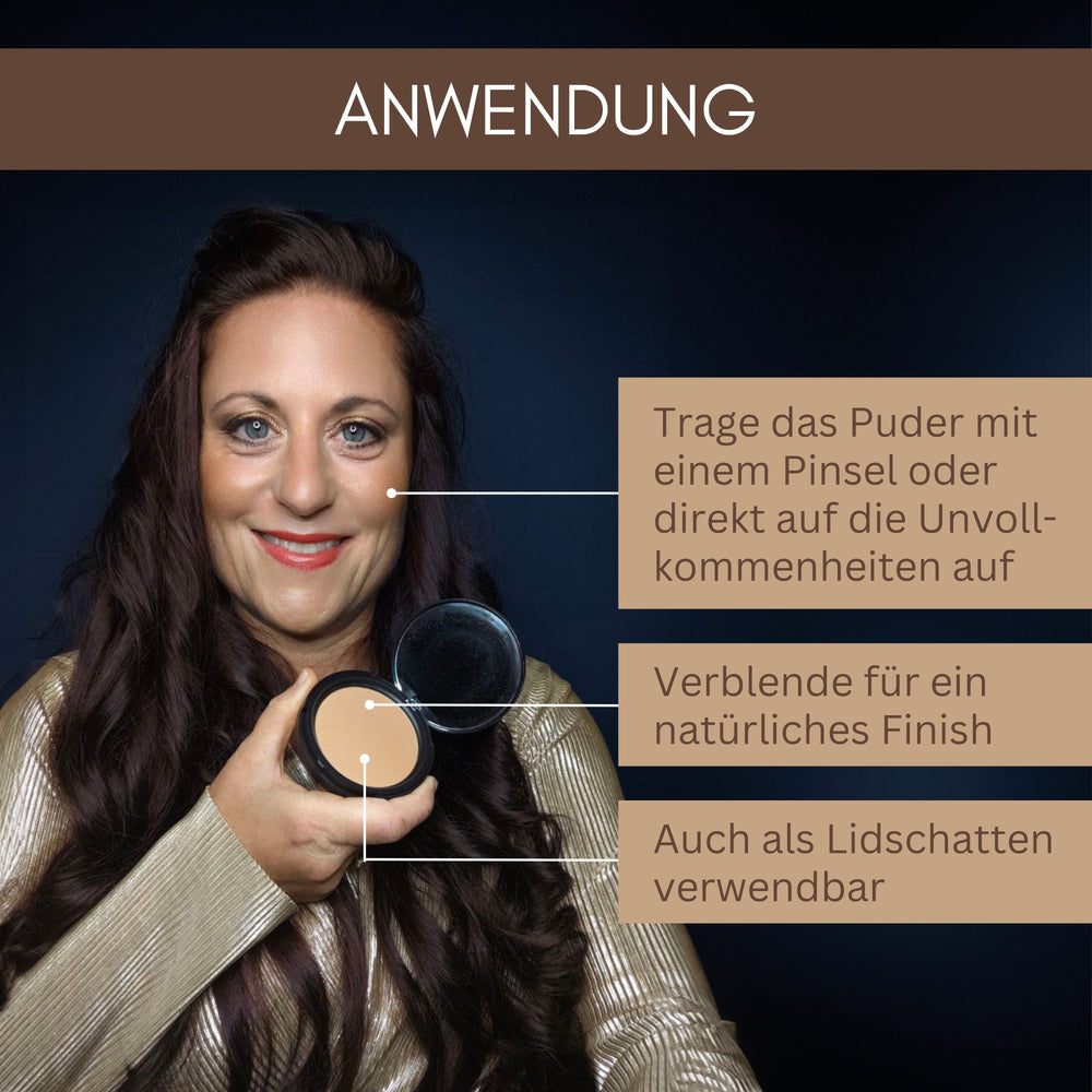 Frau hält Thats me Organic® veganen Kompaktpuder und zeigt auf Deutsch vor braunem Hintergrund Anwendungstipps für einen mattierenden Effekt.
