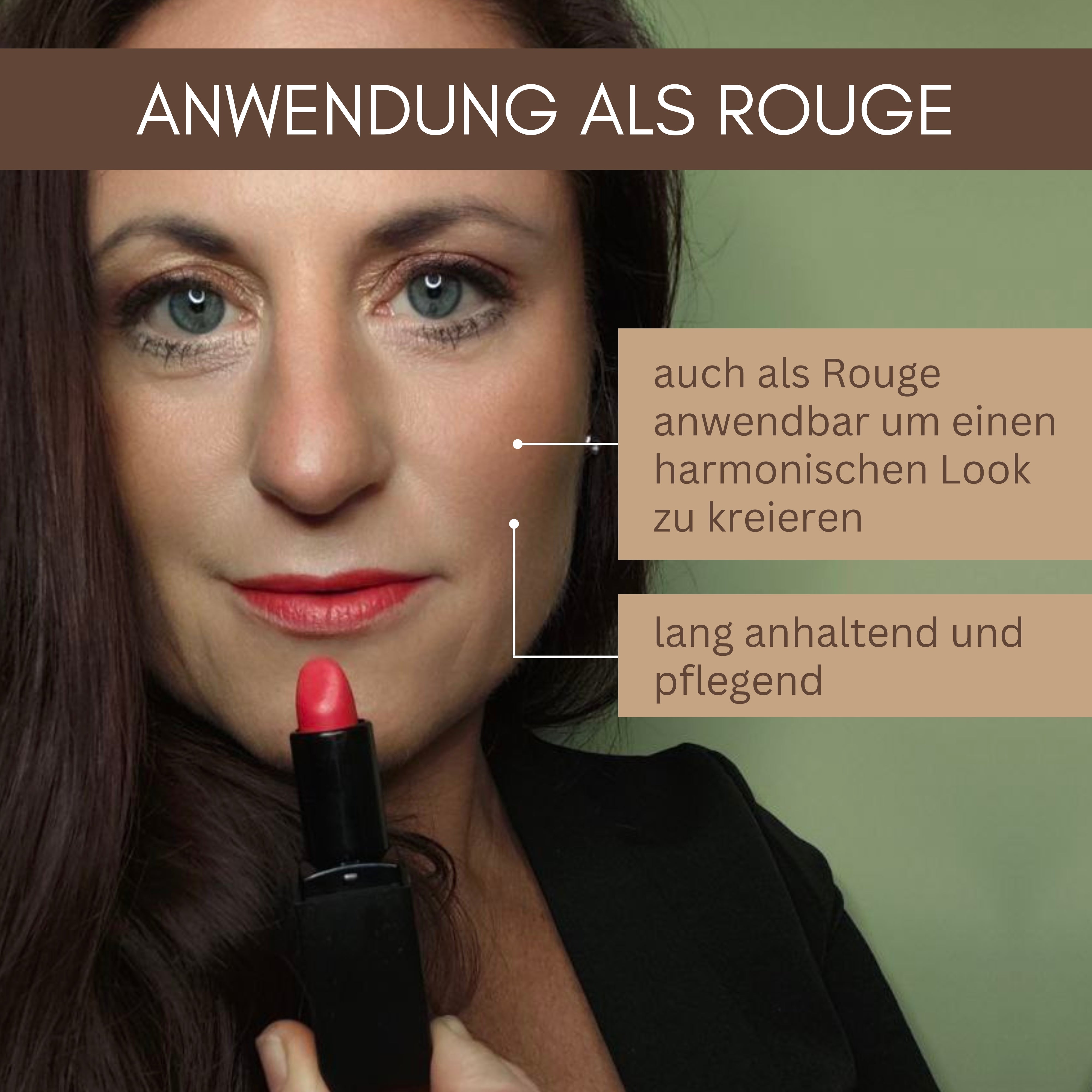 Eine Frau verwendet den roten veganen Bio-Lippenstift von Thats me Organic® als Rouge; der Text hebt seine harmonische, lang anhaltende Pflege hervor - ideal für natürlich strahlende, gepflegte Haut.