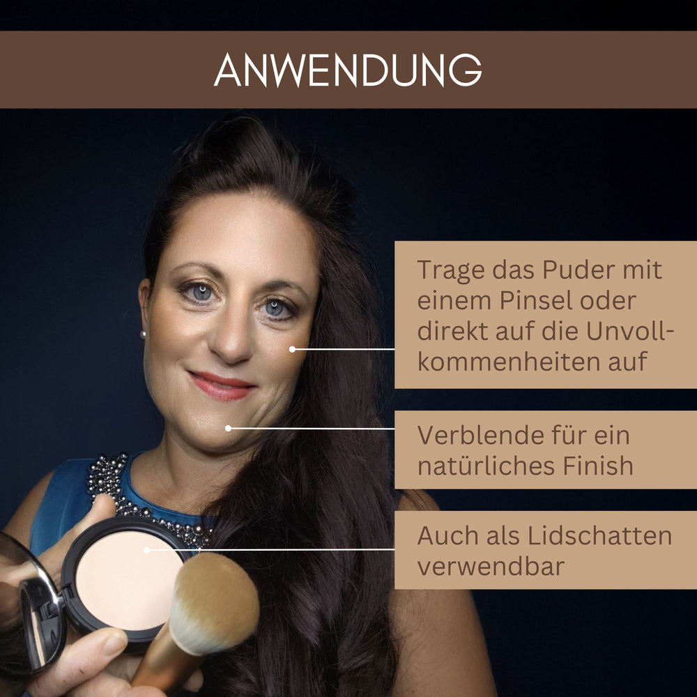 Frau trägt Thats me Organic® Bio-Powder mit Pinsel aufs Gesicht auf, daneben Text mit Tipps zur Anwendung und Infos zum mattierenden Effekt.