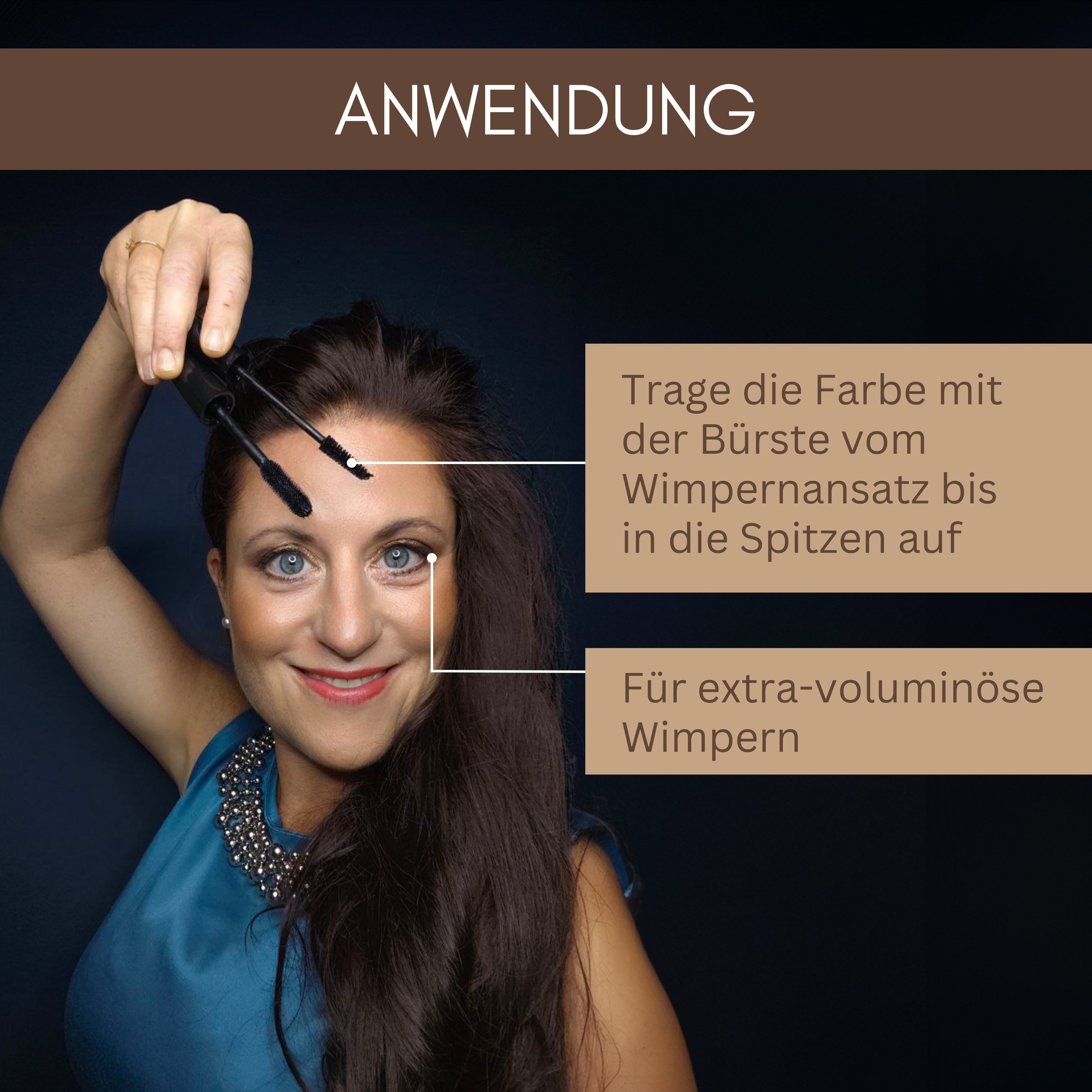 Eine Frau trägt Thats me Organic® Mega Volume Mascara nach deutscher Anleitung auf ihre Wimpern auf, wobei der Schwerpunkt auf natürlichen Inhaltsstoffen liegt.