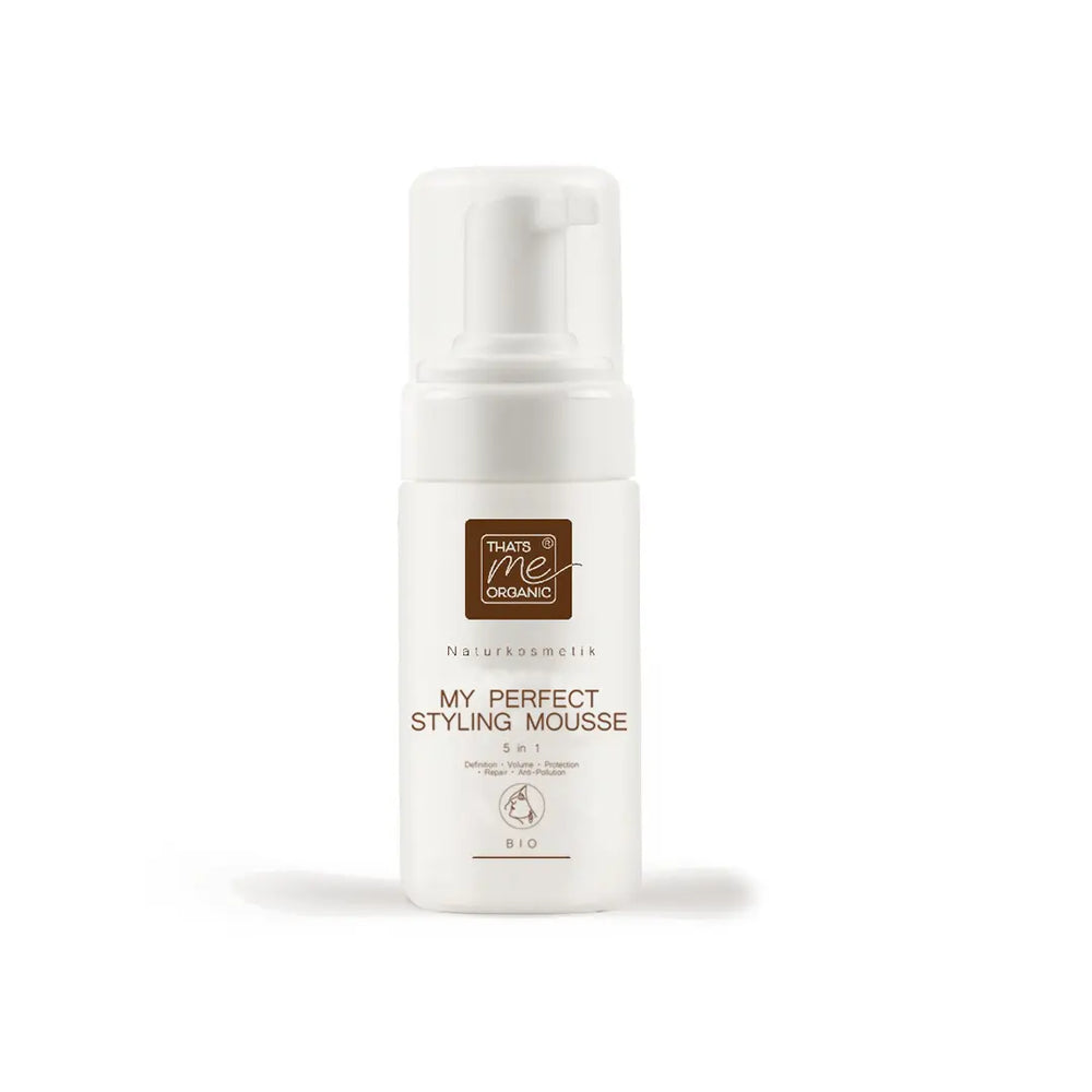 Weiße Flasche Thats me Organic® My Perfect Styling Mousse Bio-Haarschaum, hergestellt mit natürlichen Inhaltsstoffen, auf einem schlichten weißen Hintergrund.