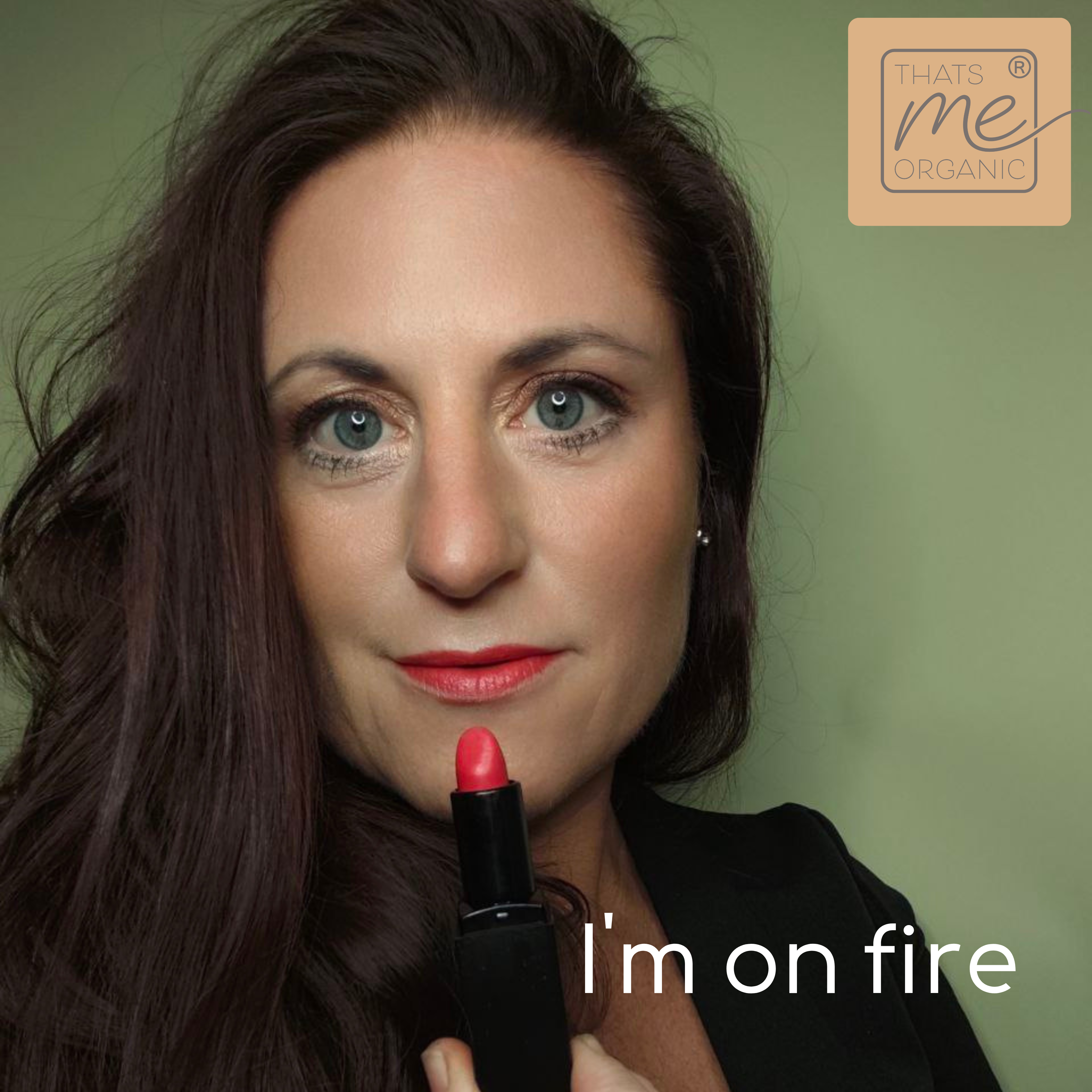 Eine Frau trägt einen roten Lippenstift auf, mit "I'm on fire" und dem Thats me Organic®-Logo im Blick - ein Hinweis auf vegane Bio-Lippenstifte für kräftige, schöne Lippen.