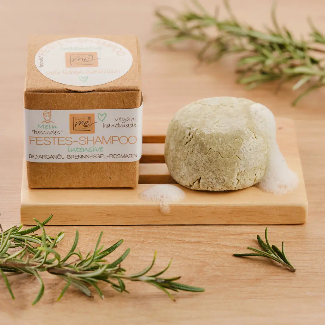 Thats me Organic® Solid Aloe Vera Shampoo Bar zur Pflege der Kopfhaut, abgebildet auf einem Holztablett mit Dose und Rosmarinzweigen. Perfekt für die Anti-Schuppen-Pflege und die nachhaltige Reinigung der Haare.