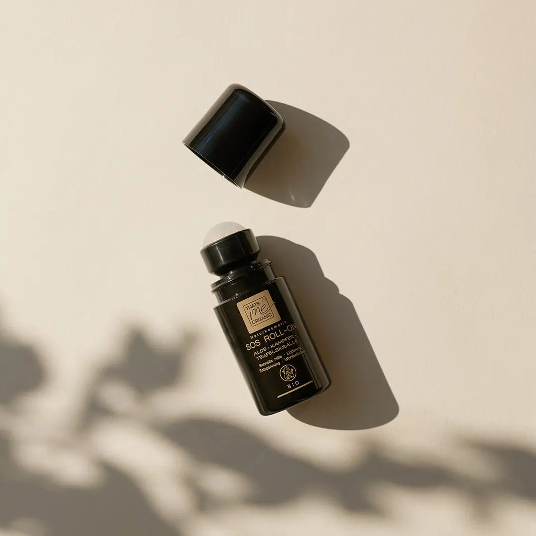 Sos-roller-thats-me-organic-mit-beigenem-hintergrund-im-sonnenlicht-bio-chemiefrei-
