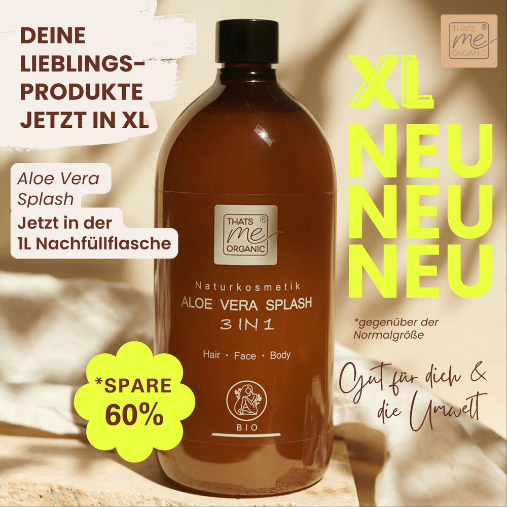 Eine große braune Flasche mit der Aufschrift Thats me organic® Bio Aloe Vera Splash 3 in 1 mit deutschem Werbetext, der eine XL-Nachfüllflasche 1000ml für Naturkosmetik-Liebhaber bewirbt.