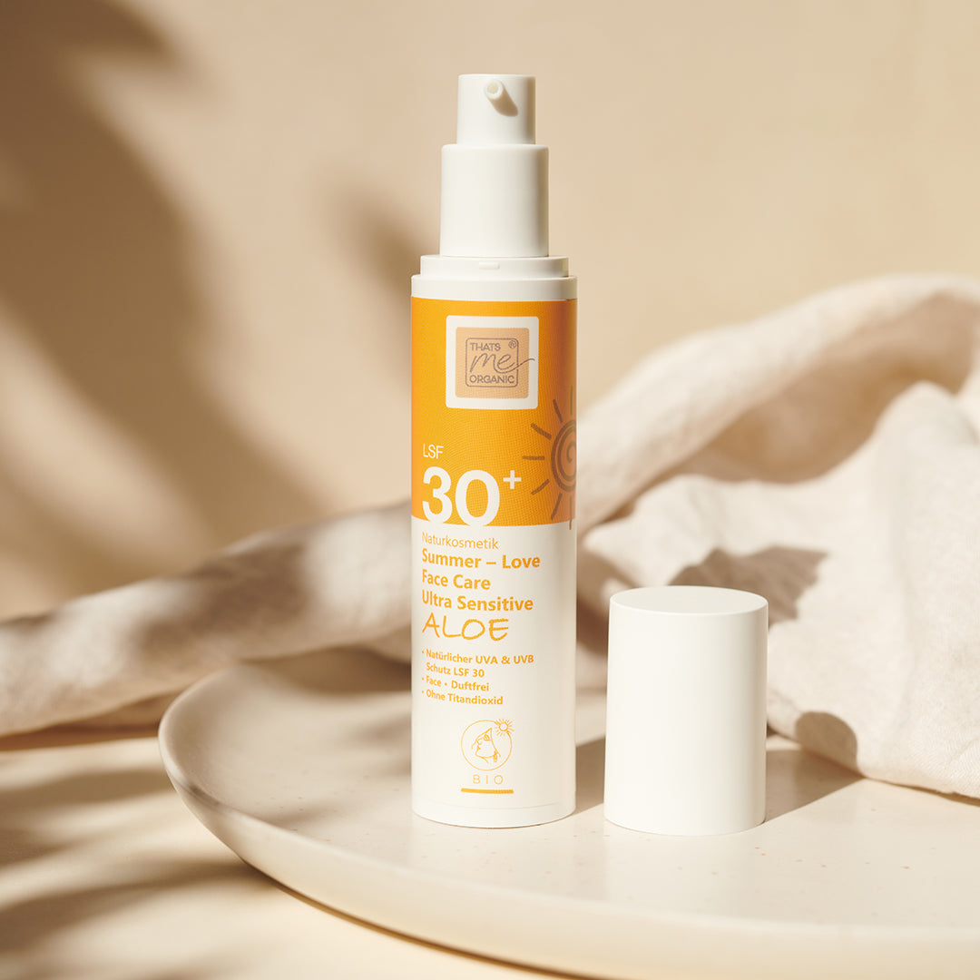 Eine Flasche Thats me Organic® Bio Sonnencreme LSF 30+ mit weißem Verschluss steht auf einem weißen Teller in weichem, natürlichem Licht und bietet Sonnenschutz ohne Titandioxid.