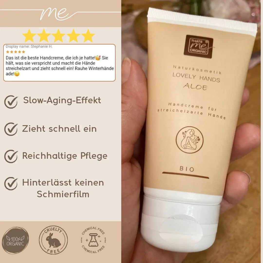 Eine Hand hält eine Tube Thats me Organic® Bio-Naturkosmetik Handcreme mit Hyaluron, daneben sind die Produktvorteile in deutscher Sprache abgebildet.