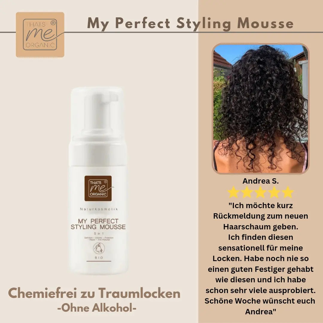 Eine Flasche Thats me Organic® Bio-Haarschaum Styling Mousse und ein Testimonial mit dem Foto einer Frau, die dank der natürlichen Inhaltsstoffe definierte, natürliche Locken hat.