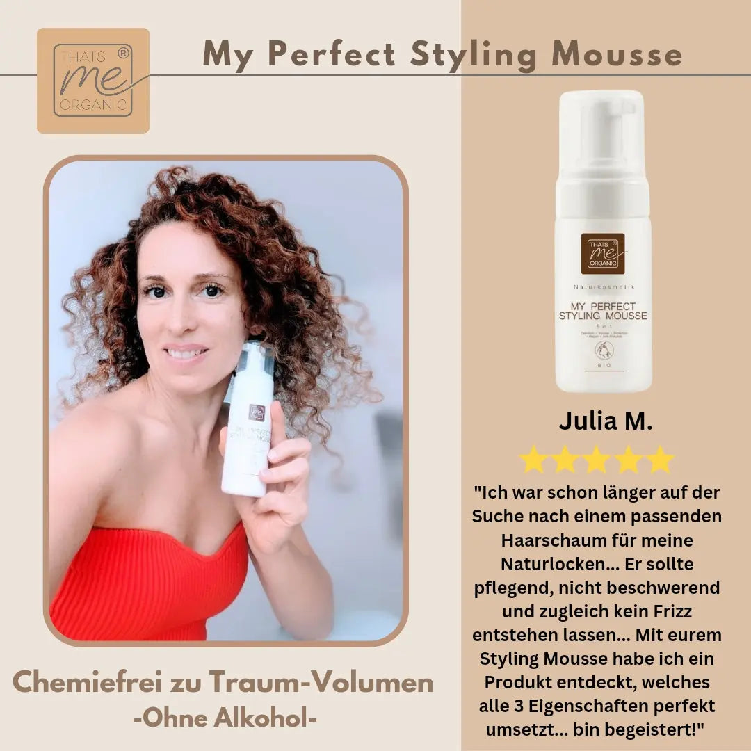 Frau mit lockigem Haar, die eine Thats me Organic® Bio-Haarschaum Styling Mousse in der Hand hält und ihre Bewertung mitteilt, während sie das Produkt und die Verpackung vor einem beigen Hintergrund zeigt.
