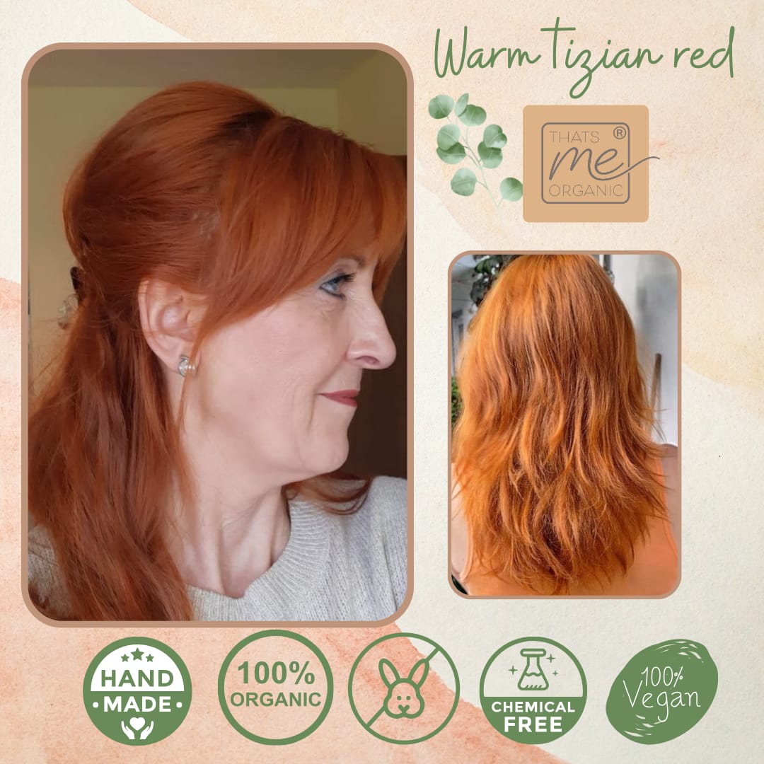 Frau mit langem, gewelltem, warmem, rotem Haar, von der Seite und von hinten gezeigt, mit Etiketten für vegane und Bio-Produkte.