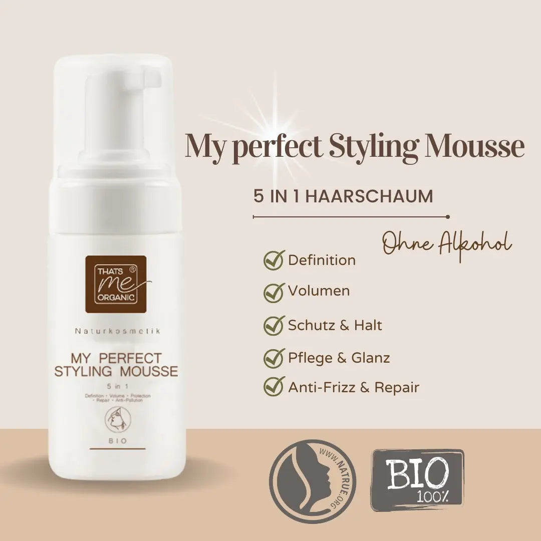 Eine Flasche Thats me Organic® Bio-Haarschaum Styling Mousse mit 5-in-1-Vorteilen und natürlichen Inhaltsstoffen auf einem beigen Hintergrund.