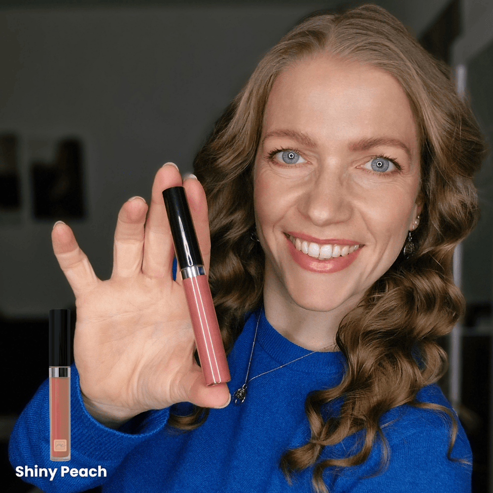 Bio Lipgloss Shiny Peach in Anwendung mit natürlichem peachfarbenem Glow auf den Lippen