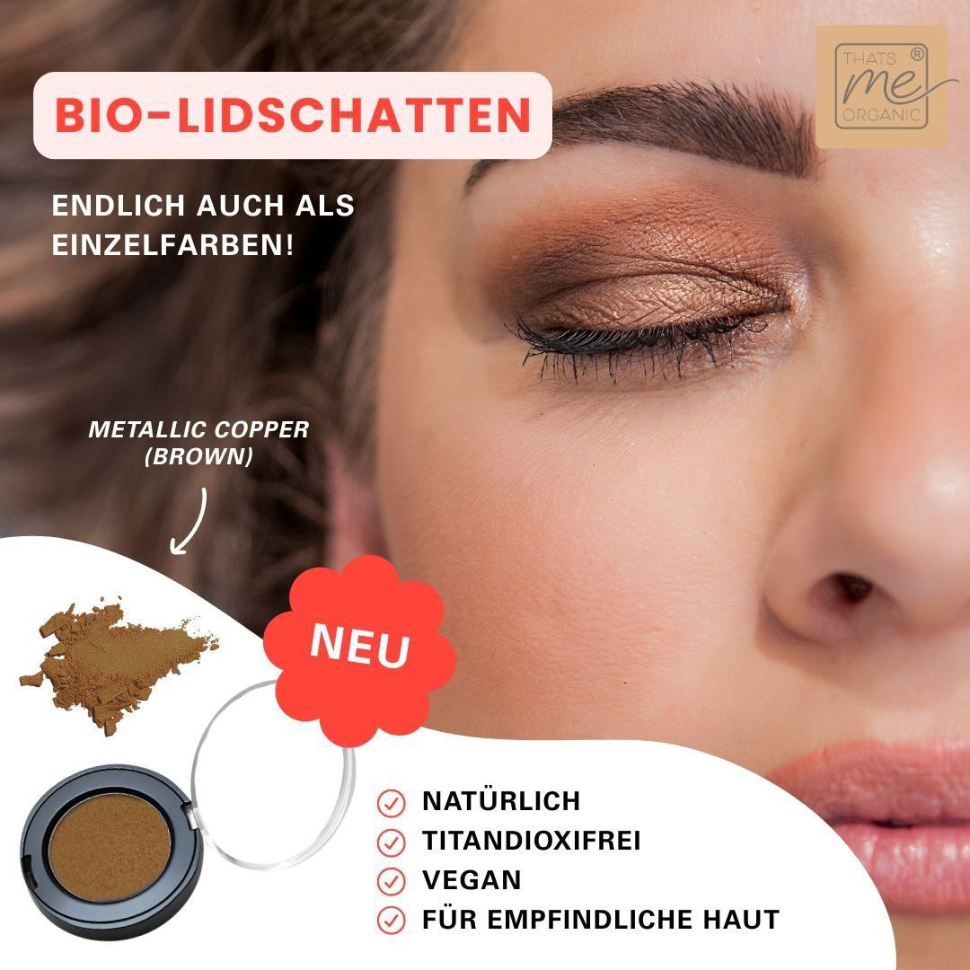 Eine Nahaufnahme des geschlossenen Auges einer Frau mit metallischem Kupfer Thats me Organic® Lidschatten; Text hebt titandioxidfreie Produktmerkmale hervor.