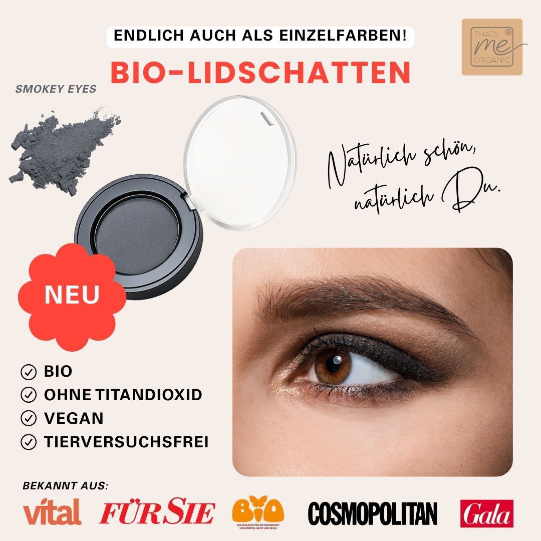 Thats me Organic® schwarzer Bio-Lidschatten im offenen Etui, aufgetragen auf dem Augenlid; vegane, tierversuchsfreie, Titandioxid-freie Naturkosmetik Lidschatten.
