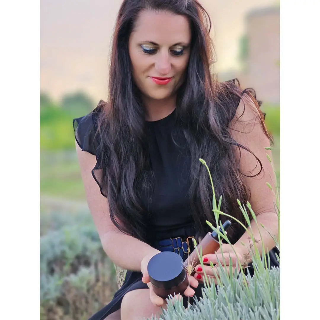 diana-von-thats-me-organic-hät-produkte-in-der-hand-in-italien-sonnenuntergang-bio-naturkosmetik